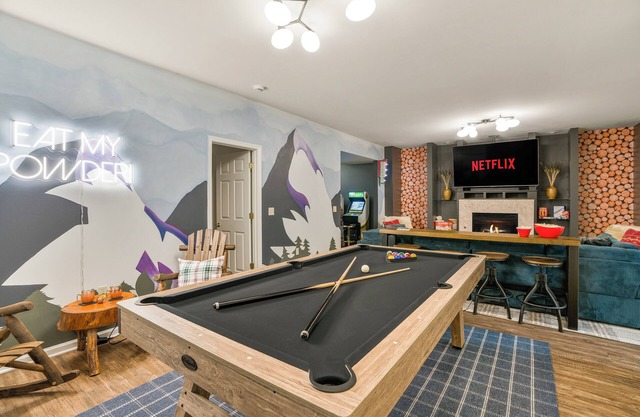 7BR Designer Home w/Hot Tub, Game Room