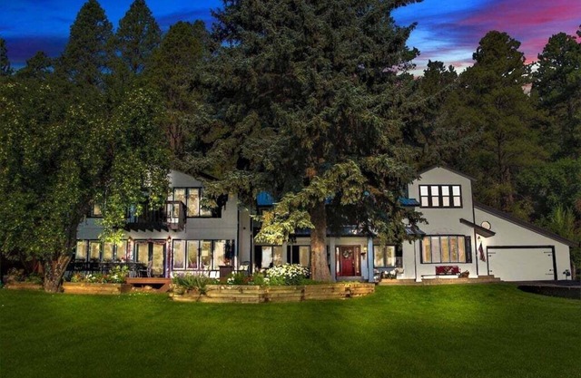 7BR Luxury with Amazing Amenities, Hot Tub, Pool Table, Yard, Close to Town/Ski