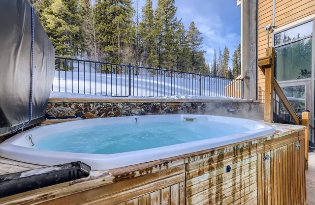 7th Nt FREE! Huge Condo! BBQ/Pool/Hot Tubs. Alpine Views. Close to Town/Shuttle