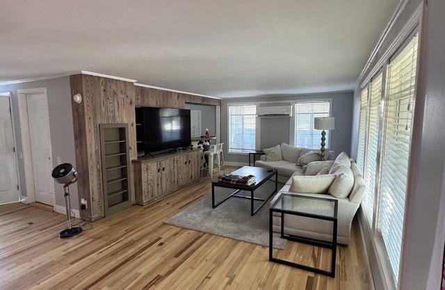 7th Street FUN Loft in a Beautiful Neighborhood