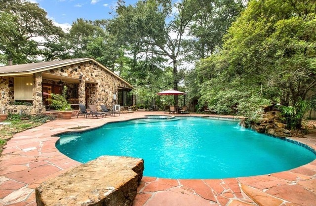 8 acres of fun & relaxation in a beautiful Rock Cottage with a pool and hot tub