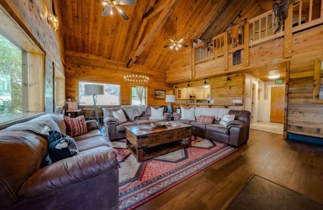 8 bedroom, 10 bathroom (each room has its own private ensuite bathroom) lodge perfect for groups, weddings, family reunions