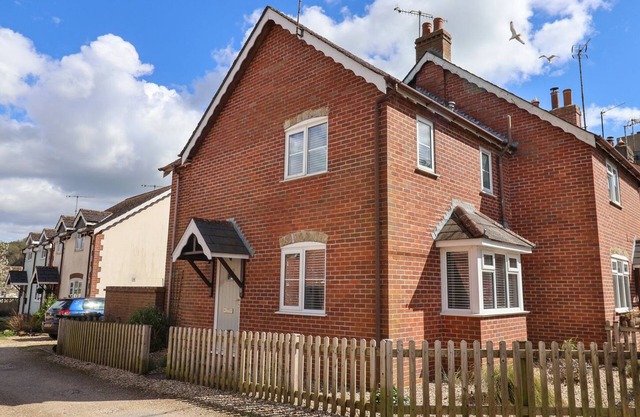 8 BIDDLECOMBE ORCHARD, family friendly, with a garden in Bridport