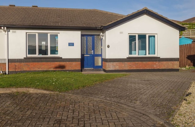 8 Links Close is a self-catering single level house, located close to the centre Port Erin.