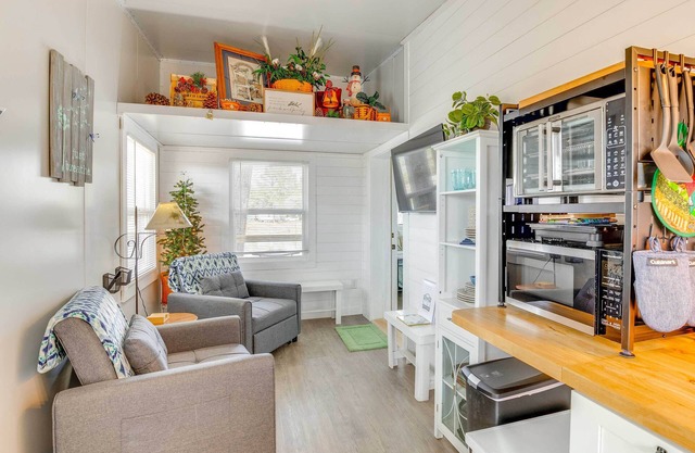8 Mi to Cathedral Caverns: Tiny Home Hideaway