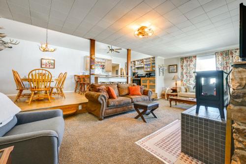 8 Mi to Hiking Home with Patio in Dtwn Pioche
