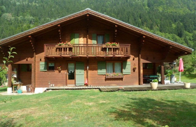 8 people - 6 bedrooms - 250m2 + 3.000m2 garden - 8 mins from skiing - Montblanc view