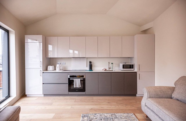 8 The Hideaway (2mins to the beach)
