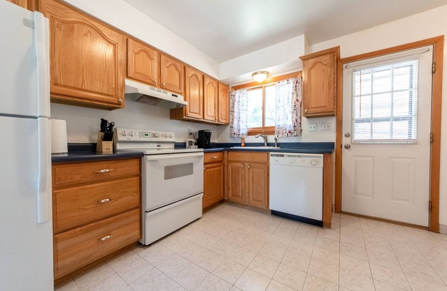 [ 800 Weekly /2800 Monthly Rate] n2BR/1BA + Pets + Fenced Yard + near Parks