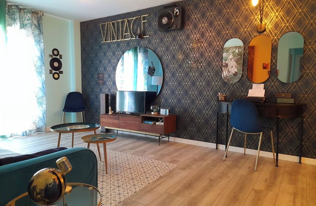 ☆ 80s Loft Vintage. Free Guest Parking. 15' from Malaga Airport.
