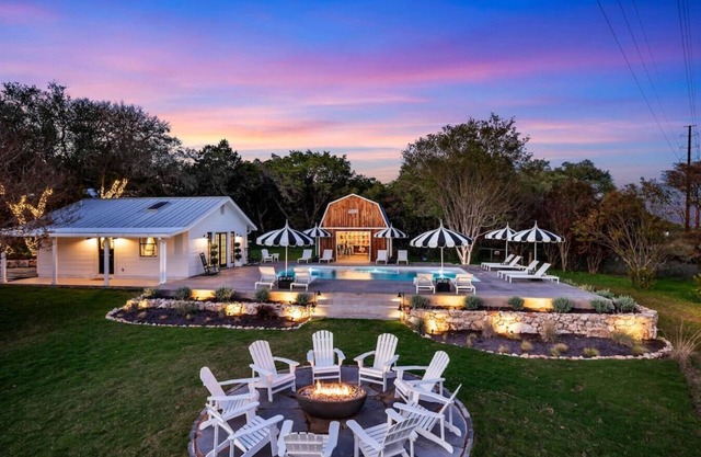 8Sages-Gruene*Luxury Getaway* Accommodates 18
