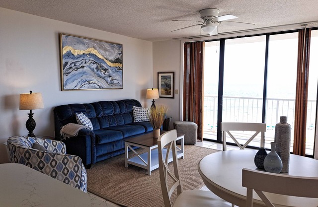 8th-floor beachfront condo w/fitness center, hot tub, tennis courts, & 3 pools