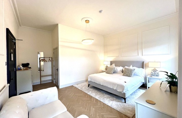 9 Bed ApartHotel Exclusive Use in the heart of Auchterarder, Scotland