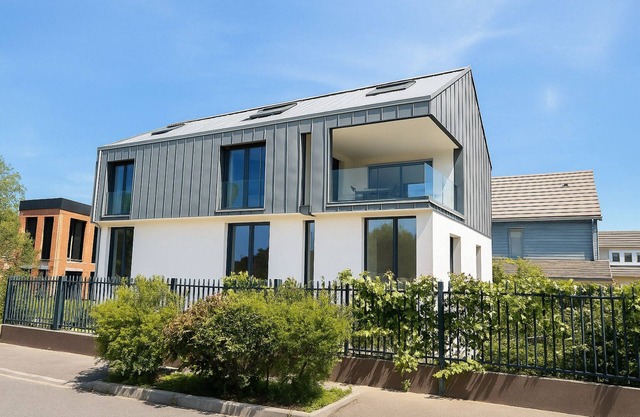 9-Bed Villa: WiFi, AC, Cathedral Lounge, Terrace, Garden, Parking & Near Pool/Pk