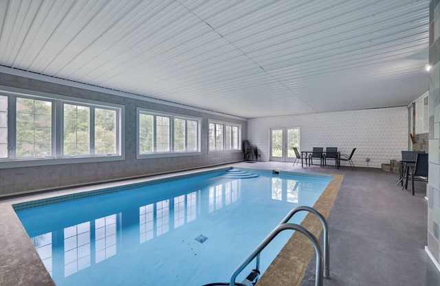 9-bedroom home with Private Indoor heated Pool - Firepit - 7 acres - sleeps 22