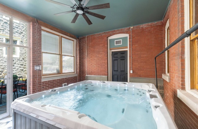 9 Bedroom, Sleeps 22! Hot Tub & Game Room - Minutes to Jim Thorpe