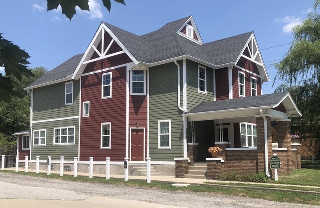 9 bedrooms, 3 full kitchens, 3 full Baths, Laundry, Downtown Indy. Sleeps 20+