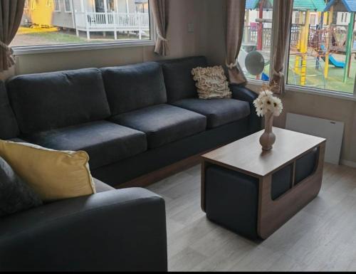 9 Fairway, Hopton Holiday Park - Three bedroom, sleeps 6, kitchen, lounge and dining area - Minimum 3 night breaks