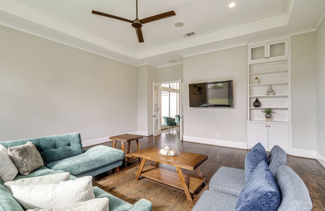 9 Mi to Downtown Houston: Spacious Group Getaway
