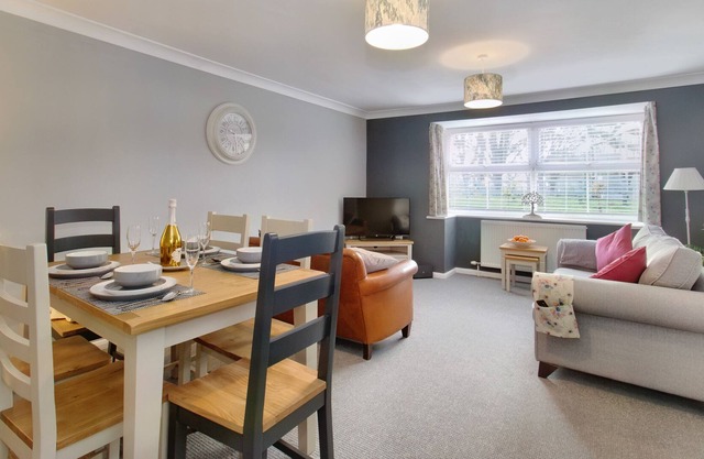 9 ORCHARD MEWS, pet friendly, with a garden in Brandesburton