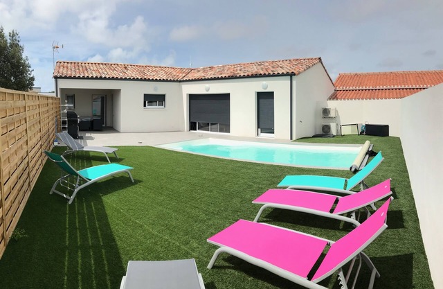 9-person villa with heated pool, 4-star seaside location