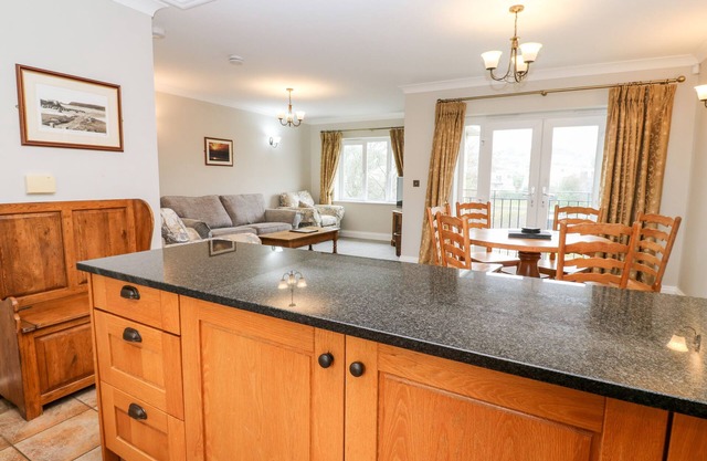 9 PORTH VEOR VILLAS, family friendly, with pool in Porth