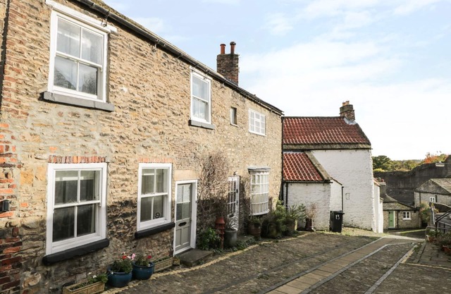 9 TOWER STREET, pet friendly, with open fire in Richmond