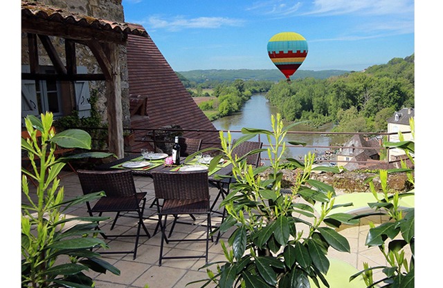 A 14th century Stoneroofed house with a panoramic garden in Beynac.