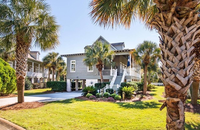 A 4 Bedroom House in Gated Litchfield By the Sea