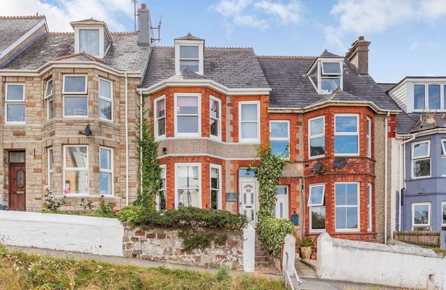A beautiful large terraced house within 5 minutes walk to the beach and town.