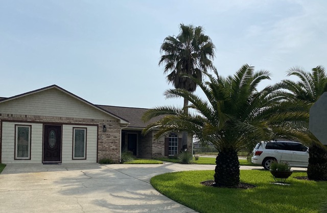 A beautiful newly remodeled home close to the beach and Pensacola