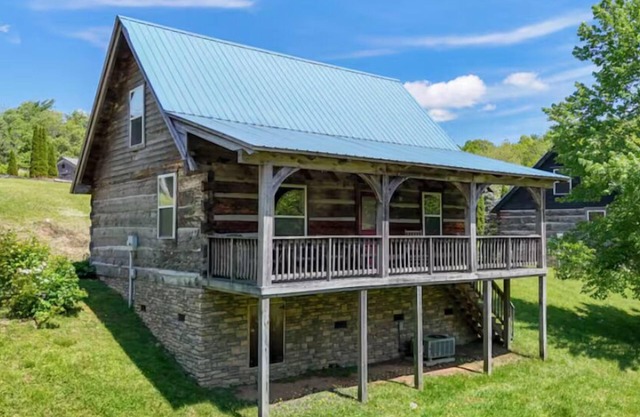 A Blue Ridge Haven! Cozy, contemporary log cabin by Dan River, wineries, mtns!