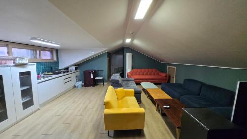 A Bridge House 1C-1