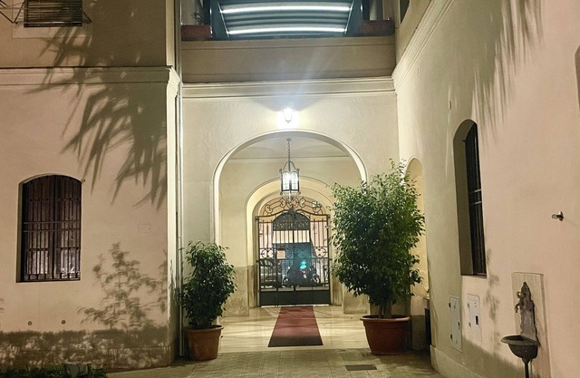 A&C Design Apartment in Rome Just a Step from Trastevere & Colosseum! Bus Metro