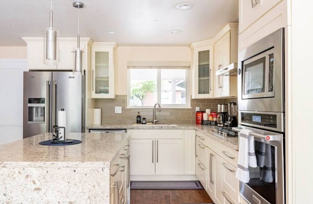 A Calm Retreat with a chef's kitchen, Hot Tub and close to a Golf Course