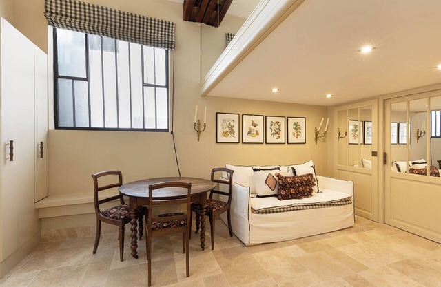 A Charming 2-BR/2BA in Saint Germain