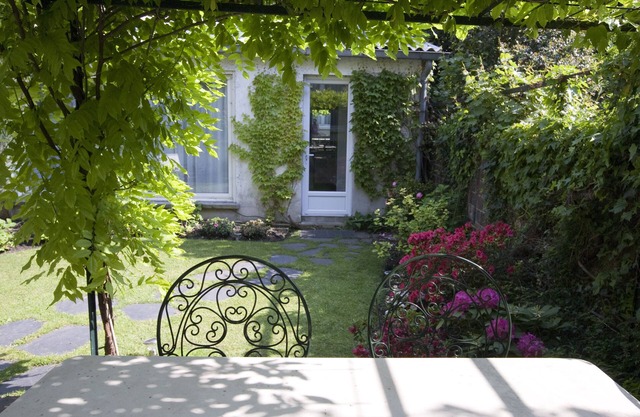 A charming guest house in a garden 500m from Paris