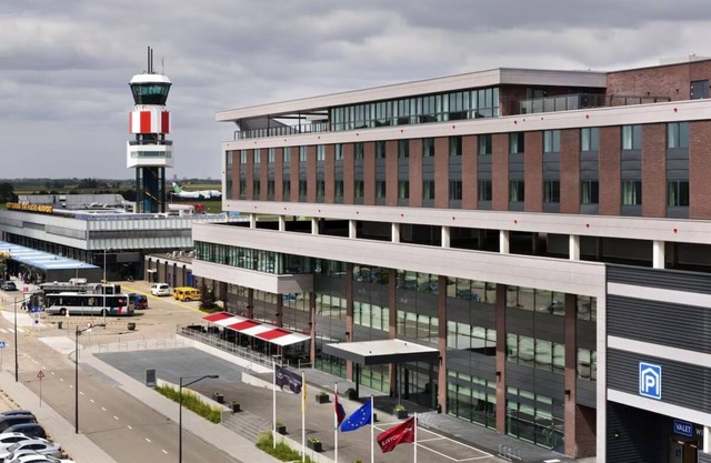 A Comfortable Stay a Short Walk from the Terminal! Onsite Dining! Rooftop Bar