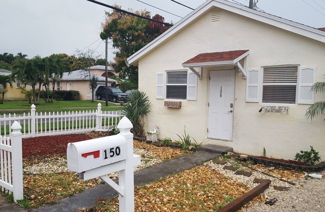 a cozy 1940 cottage in Delray Beach, FL, 3 Beds, Laundry, near Beaches & Boca