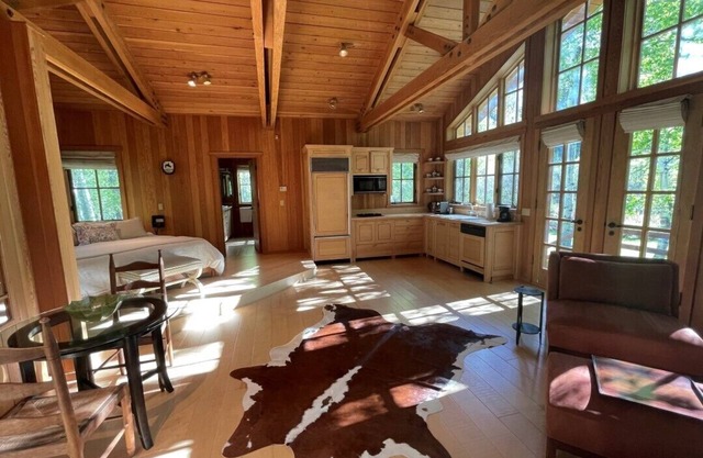 A Cozy Cottage With A King size Bed + A Fire Place