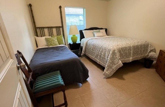 A Duplex "Emerald" nearby Hospitals, TJC, Nurses, Work Crews