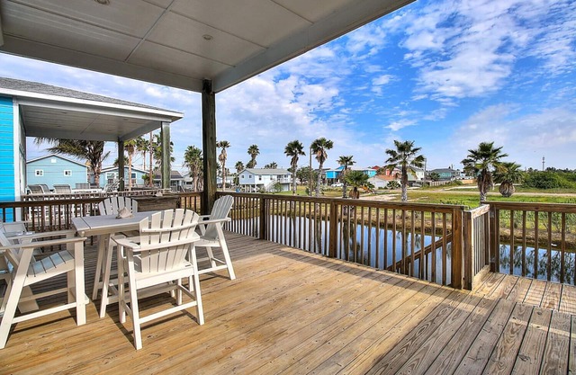 A fully remodeled condo overlooking a lush pond! Shared Pool! Boat Parking!