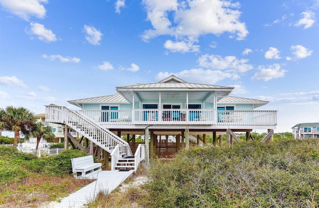 A GREAT ESCAPE is yours.beachfront! Leave the hustle and bustle of the city!