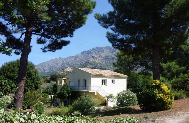 A haven of greenery and calm between sea and mountains.