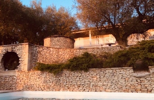 A haven of peace by the pool between Uzès, Nîmes and Avignon.