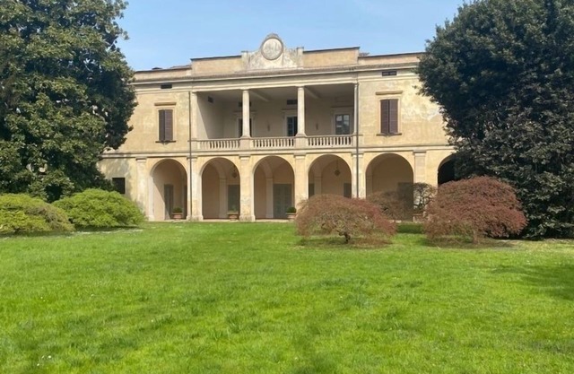 A historic country home with a pool for groups of friends and families
