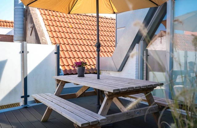 A holiday apartment in the center of Ouddorp, modernly furnished, yet only 10 minutes by bike from the sandy beach and the natural beauties of Goeree-Overflakkee.