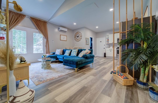 A Homey Heaven - Modern, Pet-Friendly, Gaming, Full Kitchen and more.