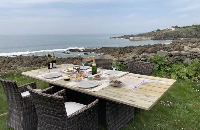 A house with the ocean at the end of the garden