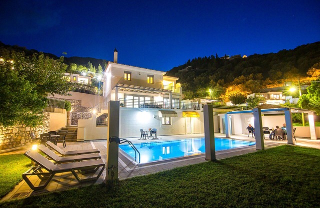 A huge equipped villa for big groups, up to 13 travelers. Breakfast included.